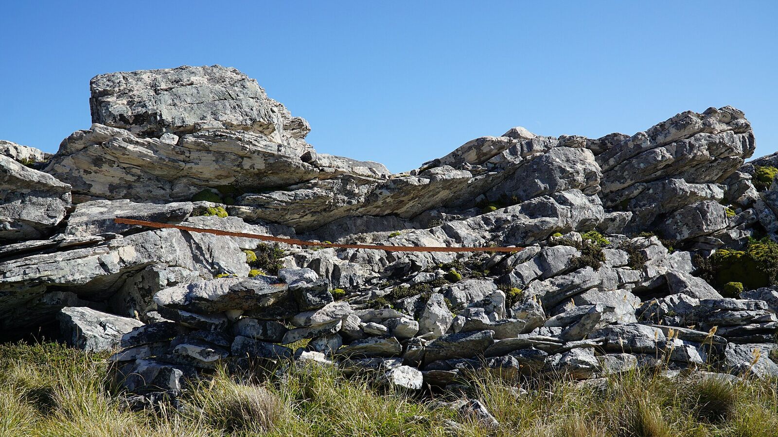 Resten van een Argentijnse commandopost, opgebouwd uit gestapelde stenen tegen een rotswand op Mount Tumbledown