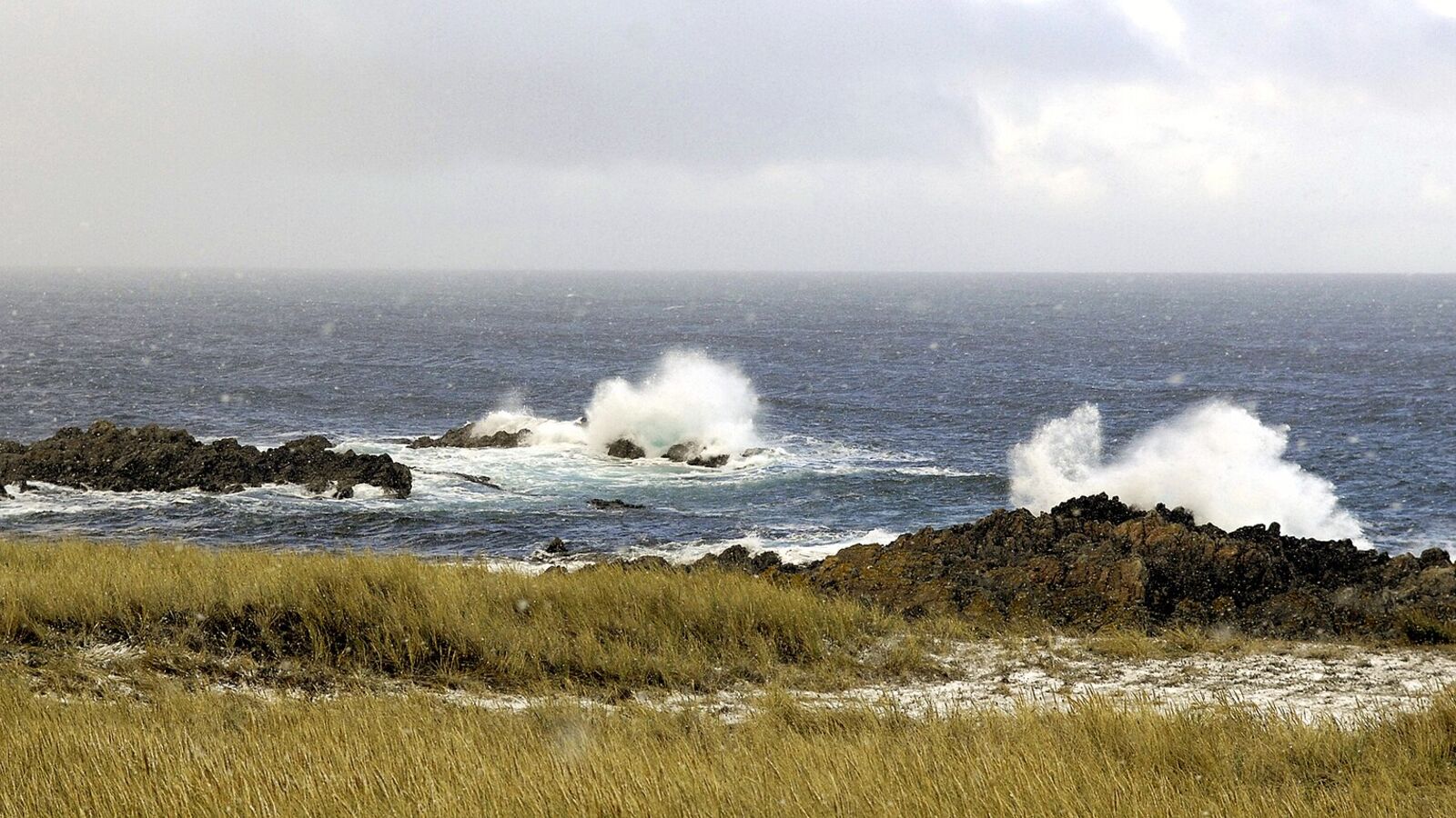 Golven slaan over de rotsen bij Cape Pembroke aan de oostkust van Oost-Falkland