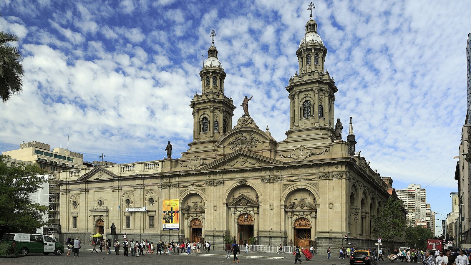 De Catedral Metropolitana aan de Plaza de Armas in Santiago onder een blauwe lucht met wolken