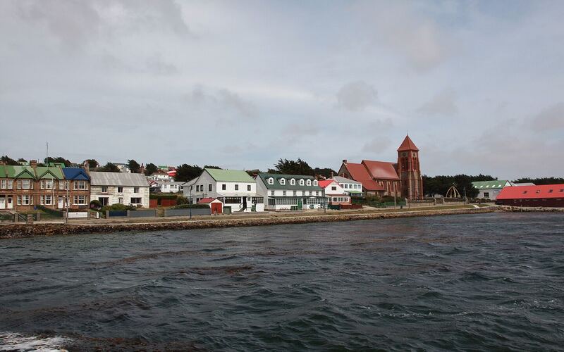 Waterkant van Stanley met de Jubilee Villas links en Christ Church Cathedral met de Whalebone Arch rechts