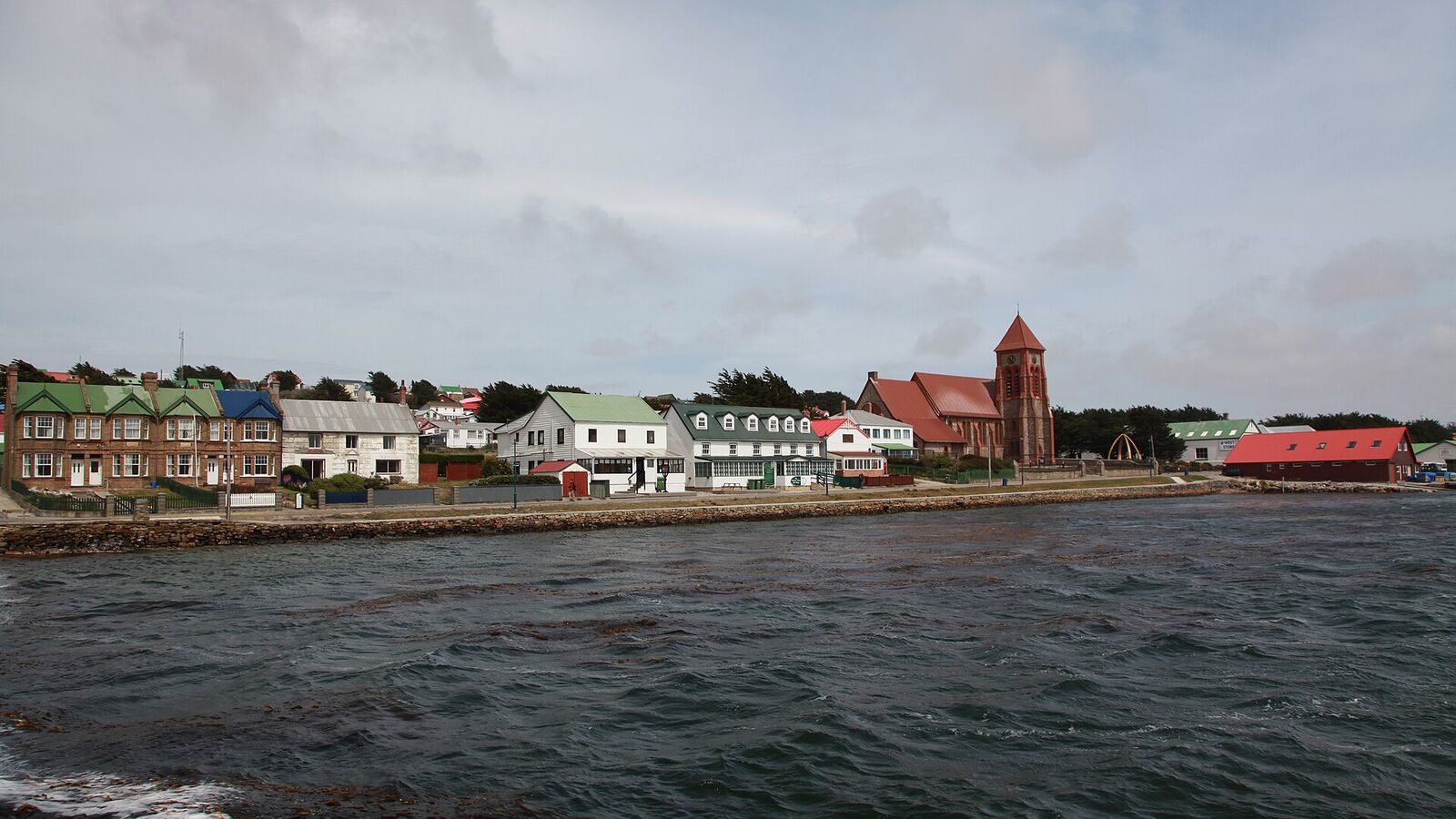 Waterkant van Stanley met de Jubilee Villas links en Christ Church Cathedral met de Whalebone Arch rechts