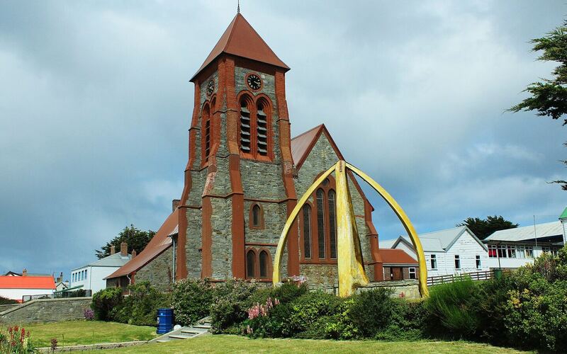 Boog van walvisbotten voor de bakstenen Christ Church Cathedral in Stanley