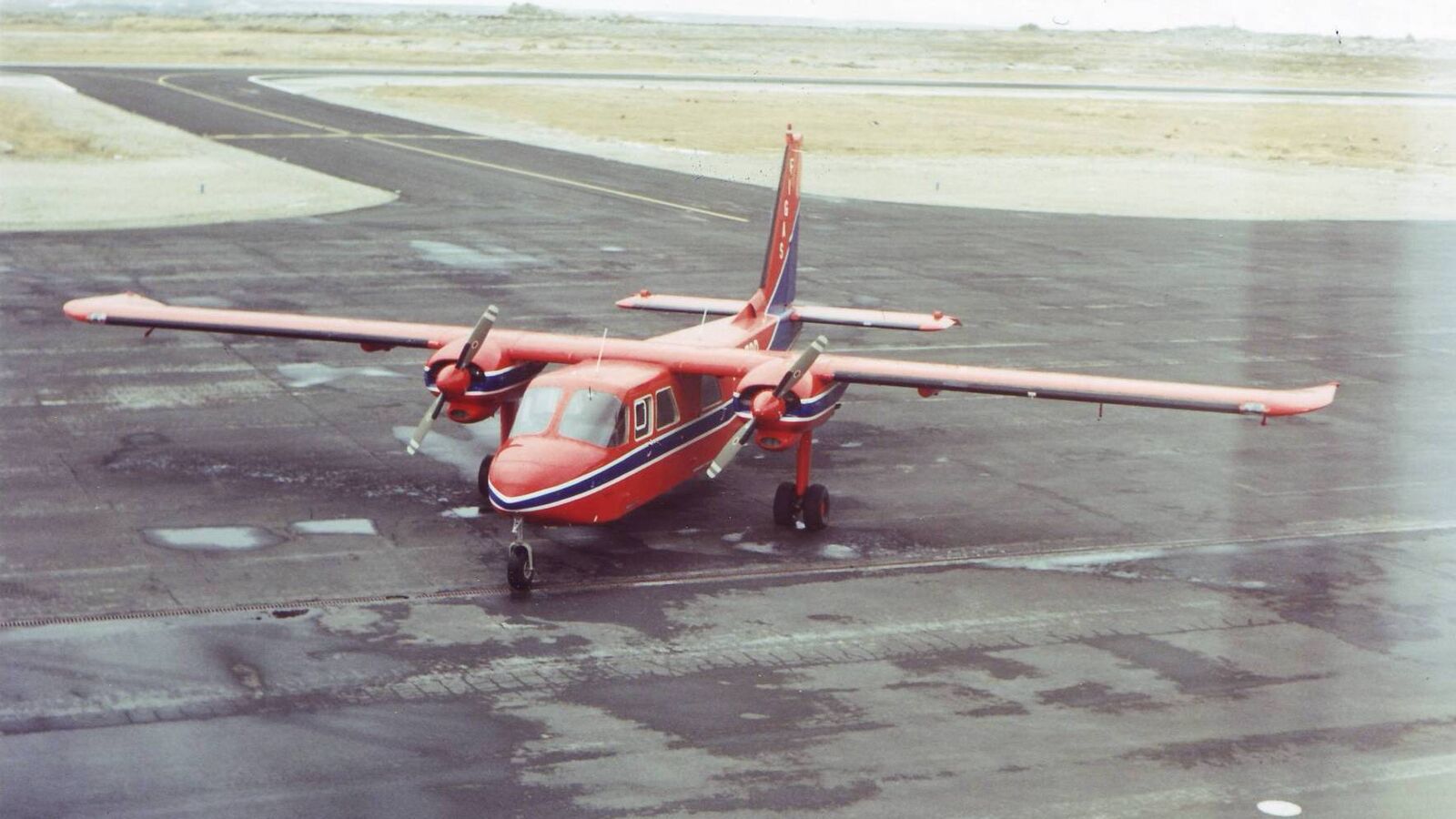 Rood Britten-Norman Islander-vliegtuigje van FIGAS op het platform van Stanley Airport
