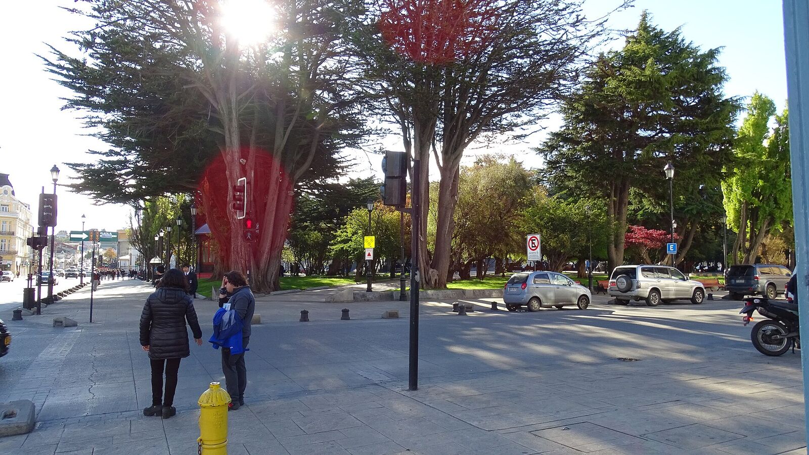 Plein met bomen en wandelaars in het centrum van Punta Arenas in Chili