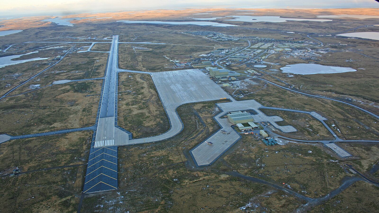 Luchtfoto van Mount Pleasant Airport op East Falkland met de start- en landingsbaan in een open heidelandschap