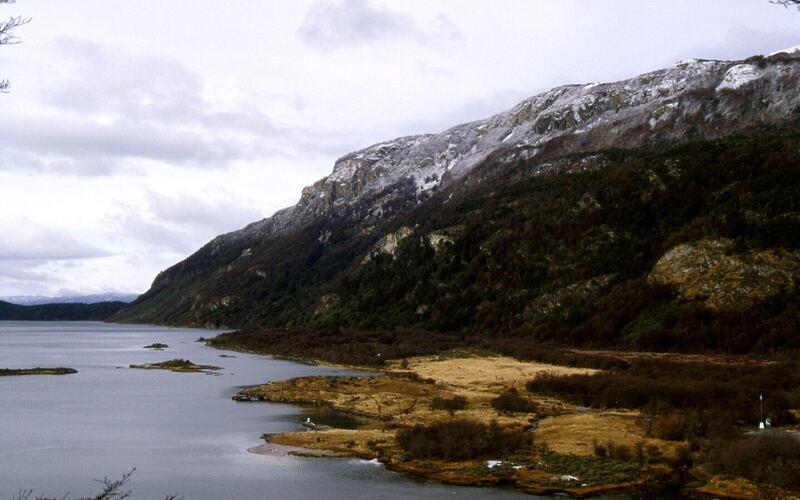 Bahía Lapataia in het nationaal park Tierra del Fuego, met een begroeide berghelling en een rustige baai