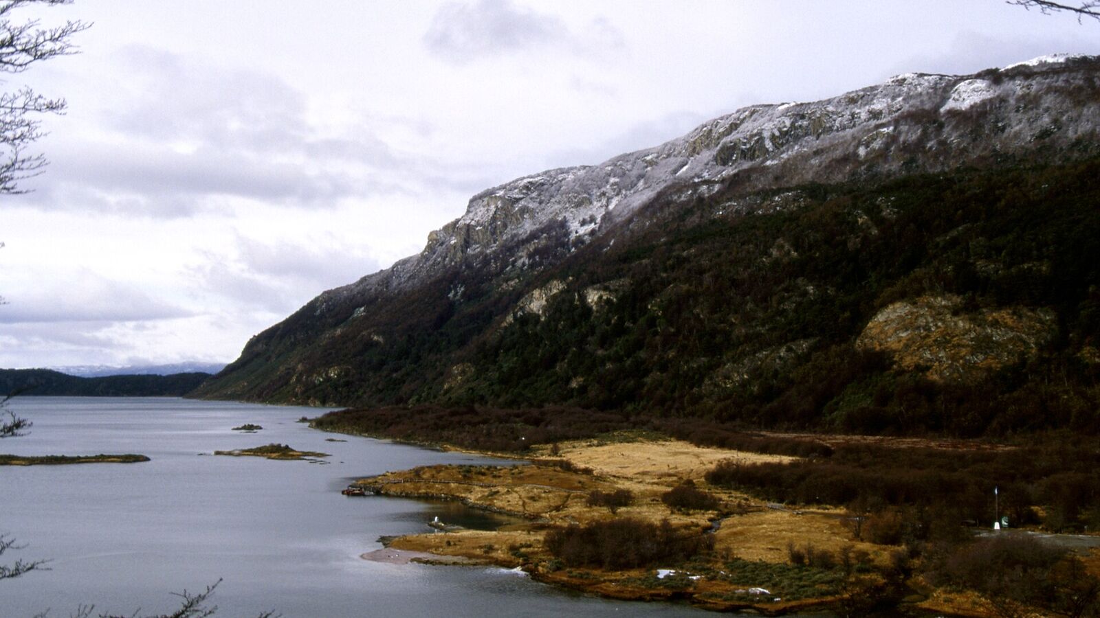 Bahía Lapataia in het nationaal park Tierra del Fuego, met een begroeide berghelling en een rustige baai